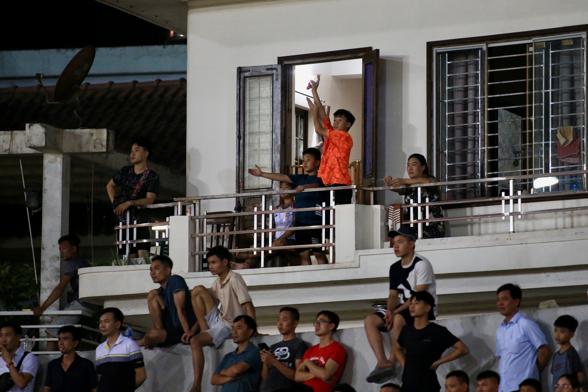 Khán đài đặc biệt của CĐV Việt Nam trước Hong Kong 8