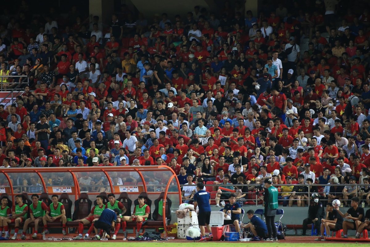 Khán đài đặc biệt của CĐV Việt Nam trước Hong Kong 11