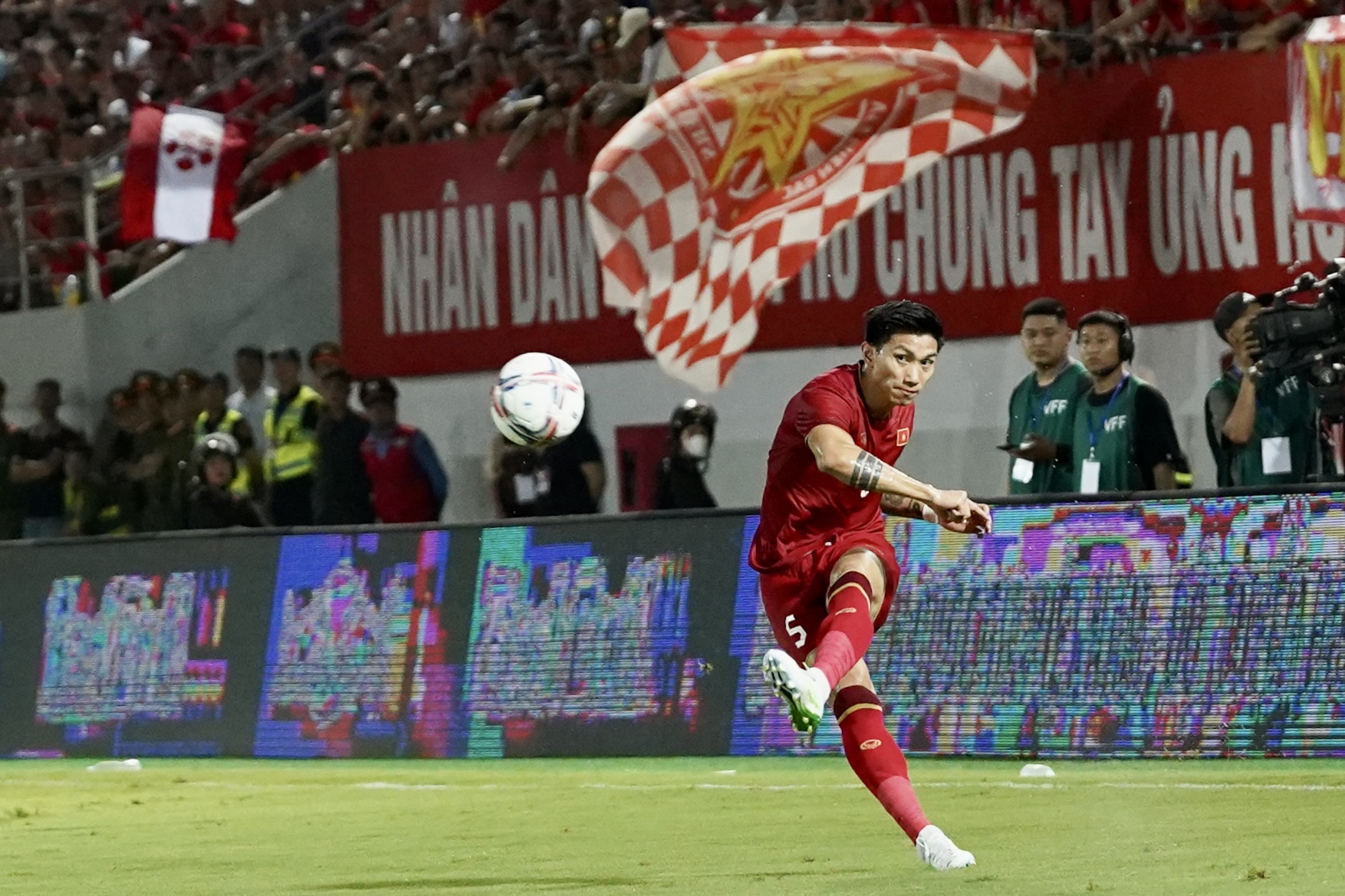 Doãn Hải My tranh thủ chống đói cổ vũ bạn trai Văn Hậu 2 Doãn Hải My tranh thủ chống đói cổ vũ bạn trai Văn Hậu 2