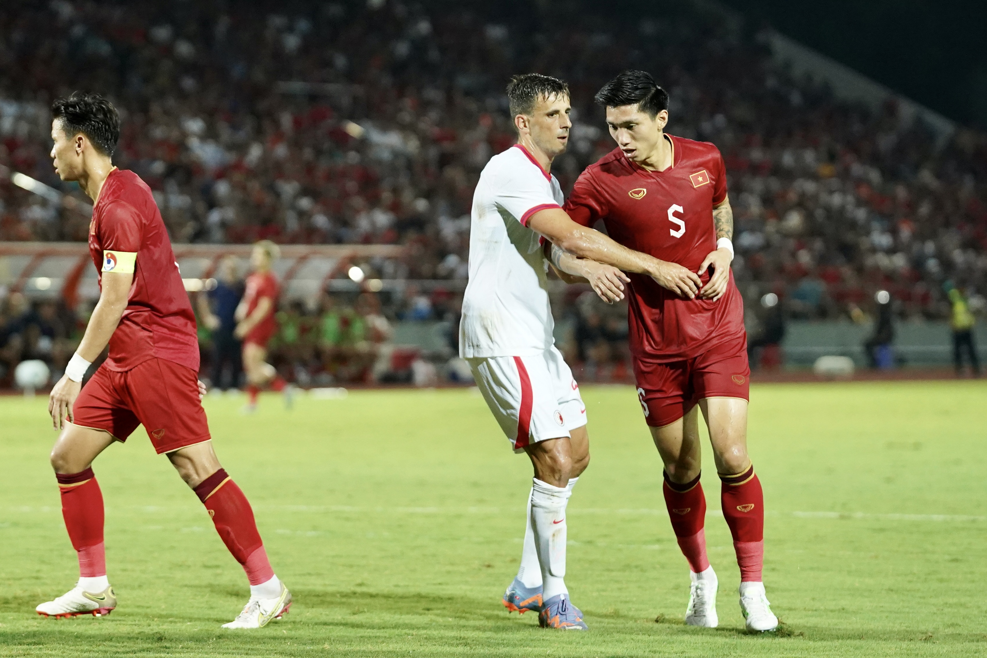 Doãn Hải My tranh thủ chống đói cổ vũ bạn trai Văn Hậu 4 Doãn Hải My tranh thủ chống đói cổ vũ bạn trai Văn Hậu 4