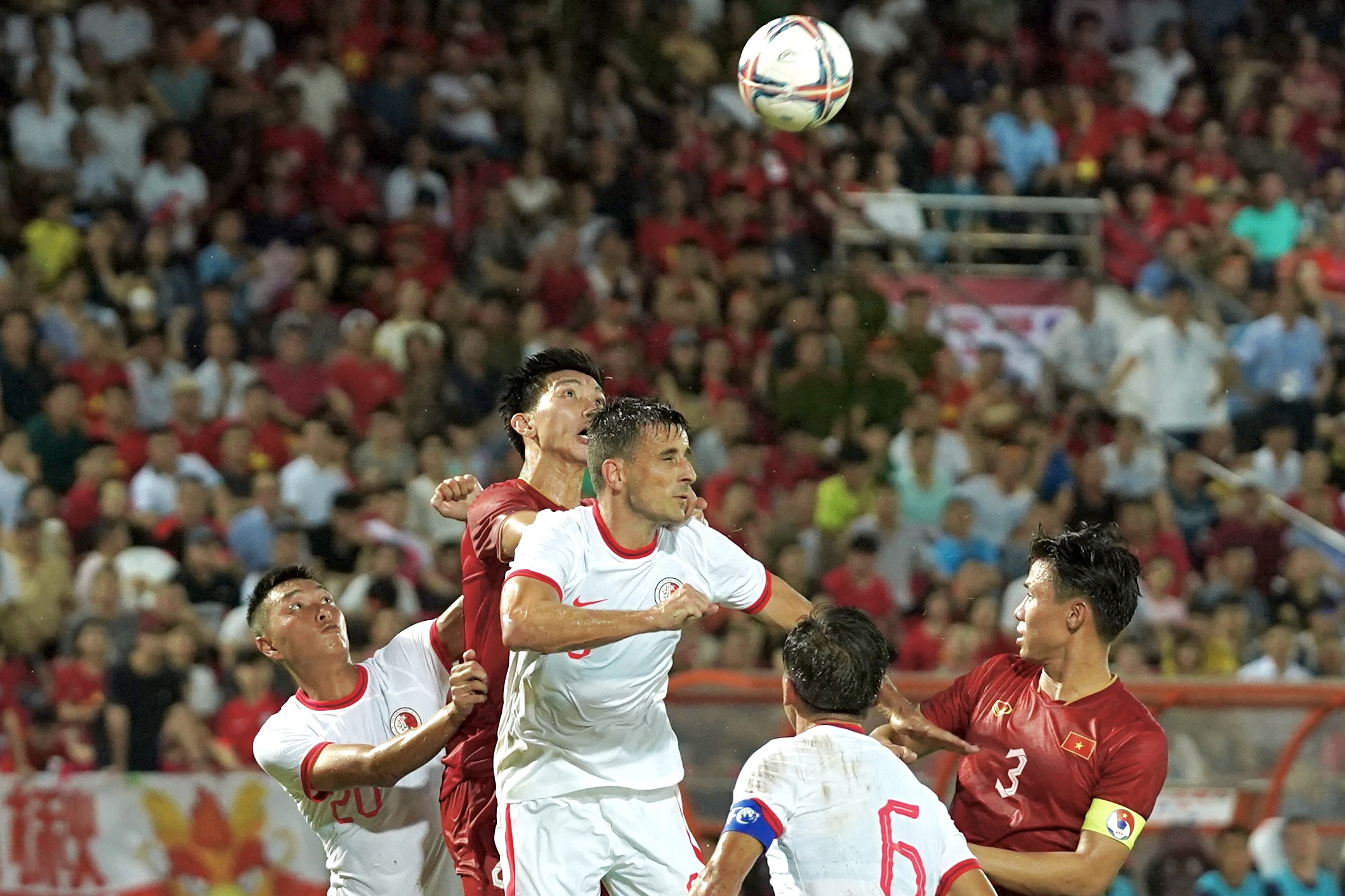 Doãn Hải My tranh thủ chống đói cổ vũ bạn trai Văn Hậu 3 Doãn Hải My tranh thủ chống đói cổ vũ bạn trai Văn Hậu 3