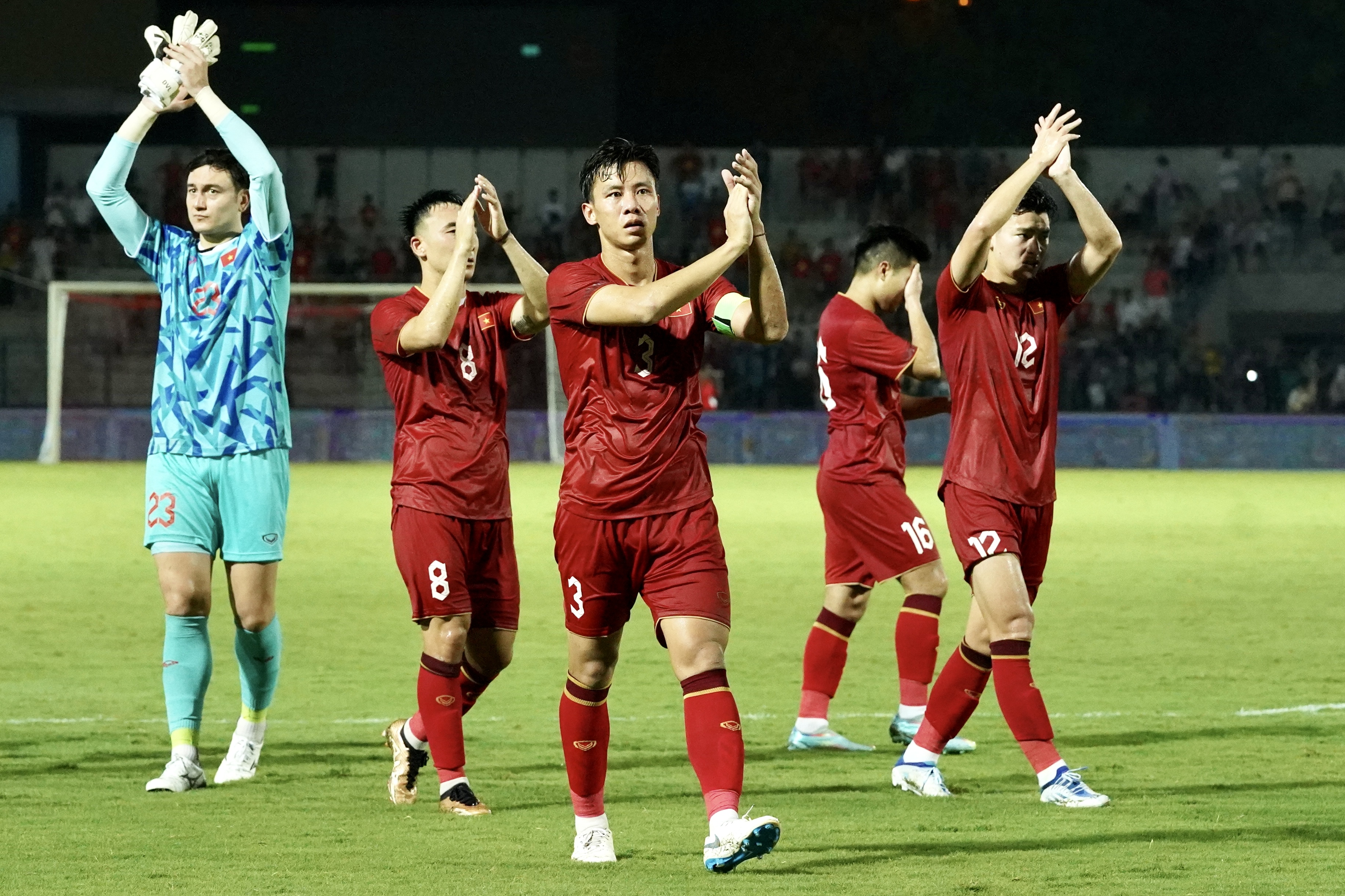 Doãn Hải My tranh thủ chống đói cổ vũ bạn trai Văn Hậu 7 Doãn Hải My tranh thủ chống đói cổ vũ bạn trai Văn Hậu 7