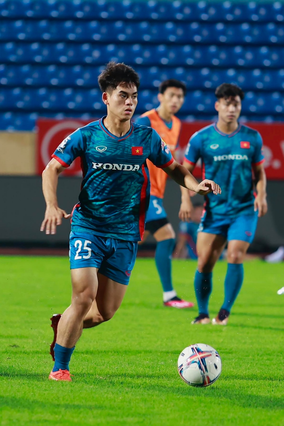 Khuất Văn Khang ĐT Việt Nam tập 18/6 Khuat Van Khang dT Viet Nam tap 18/6