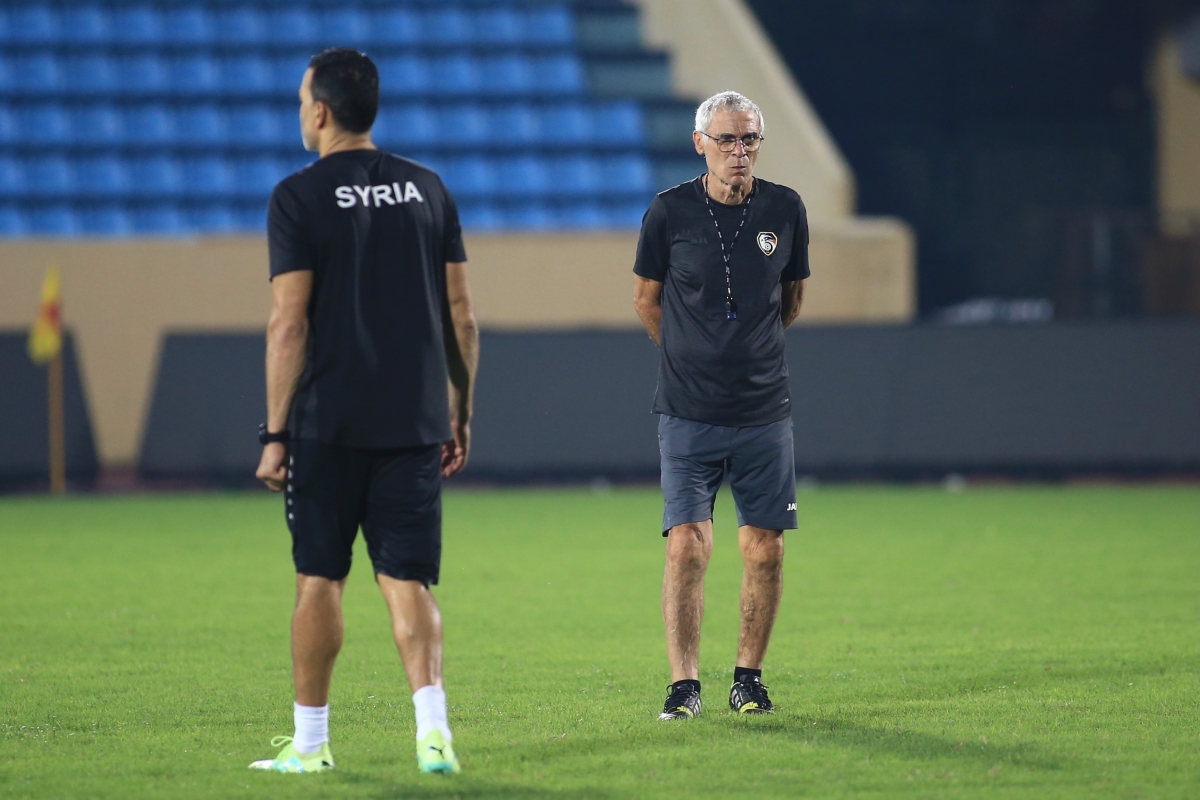 Biểu cảm của HLV Hector Cuper trước màn đối đầu tuyển Việt Nam 1 Biểu cảm của HLV Hector Cuper trước màn đối đầu tuyển Việt Nam 1