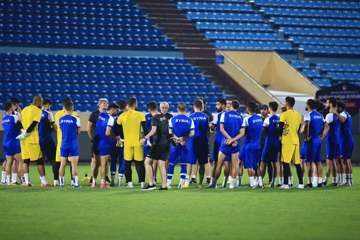 Biểu cảm của HLV Hector Cuper trước màn đối đầu tuyển Việt Nam 3 Biểu cảm của HLV Hector Cuper trước màn đối đầu tuyển Việt Nam 3