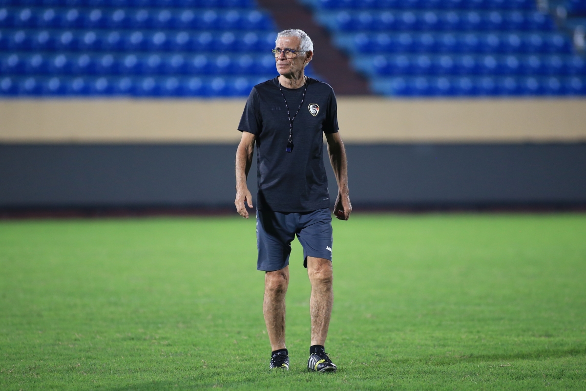 HLV Hector Cuper và dàn trợ lý trước màn đối đầu Việt Nam 19/6. Ảnh: TH HLV Hector Cuper va dan tro ly truoc man doi dau Viet Nam 19/6. anh: TH