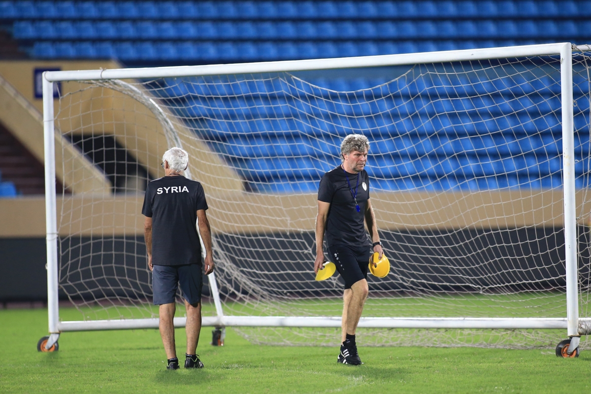 Biểu cảm của HLV Hector Cuper trước màn đối đầu tuyển Việt Nam 4 Biểu cảm của HLV Hector Cuper trước màn đối đầu tuyển Việt Nam 4