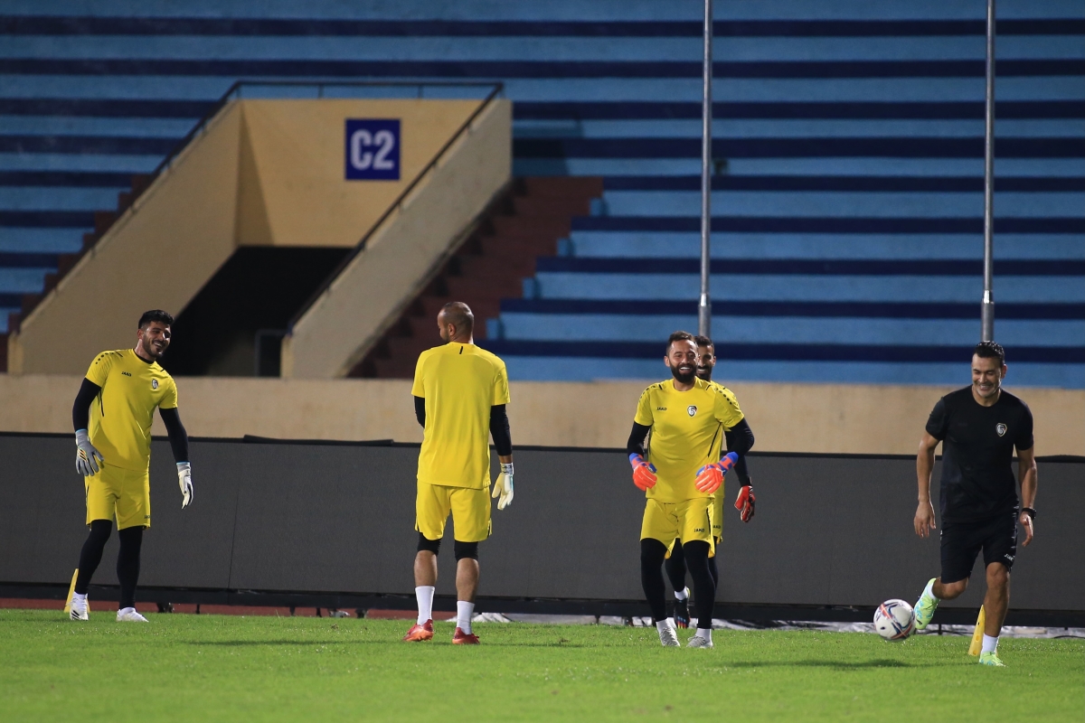 Biểu cảm của HLV Hector Cuper trước màn đối đầu tuyển Việt Nam 5 Biểu cảm của HLV Hector Cuper trước màn đối đầu tuyển Việt Nam 5