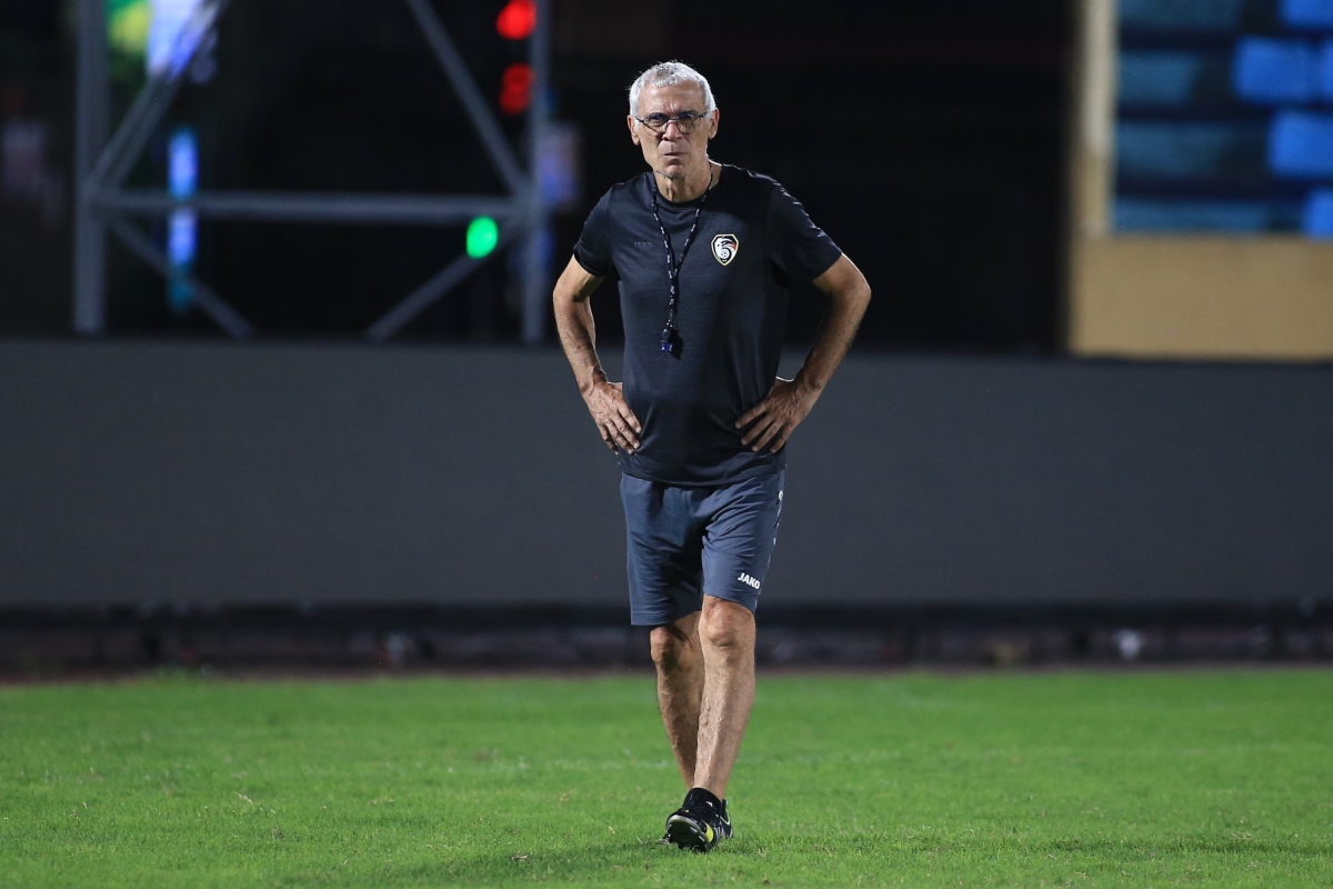 Biểu cảm của HLV Hector Cuper trước màn đối đầu tuyển Việt Nam 6 Biểu cảm của HLV Hector Cuper trước màn đối đầu tuyển Việt Nam 6