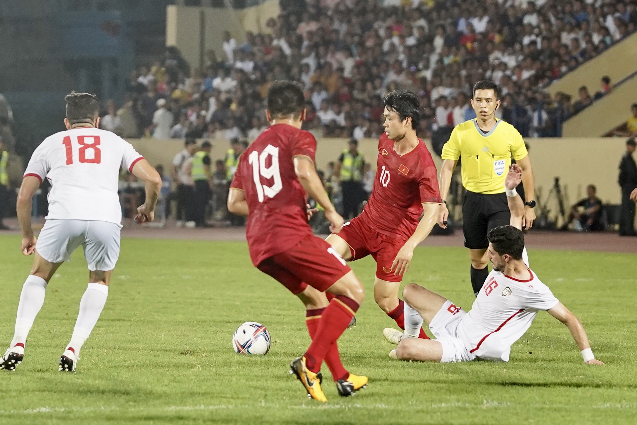 Công Phượng, Quang Hải thi nhau bắn phá trước khung thành của Syria 6 Công Phượng, Quang Hải thi nhau bắn phá trước khung thành của Syria 6