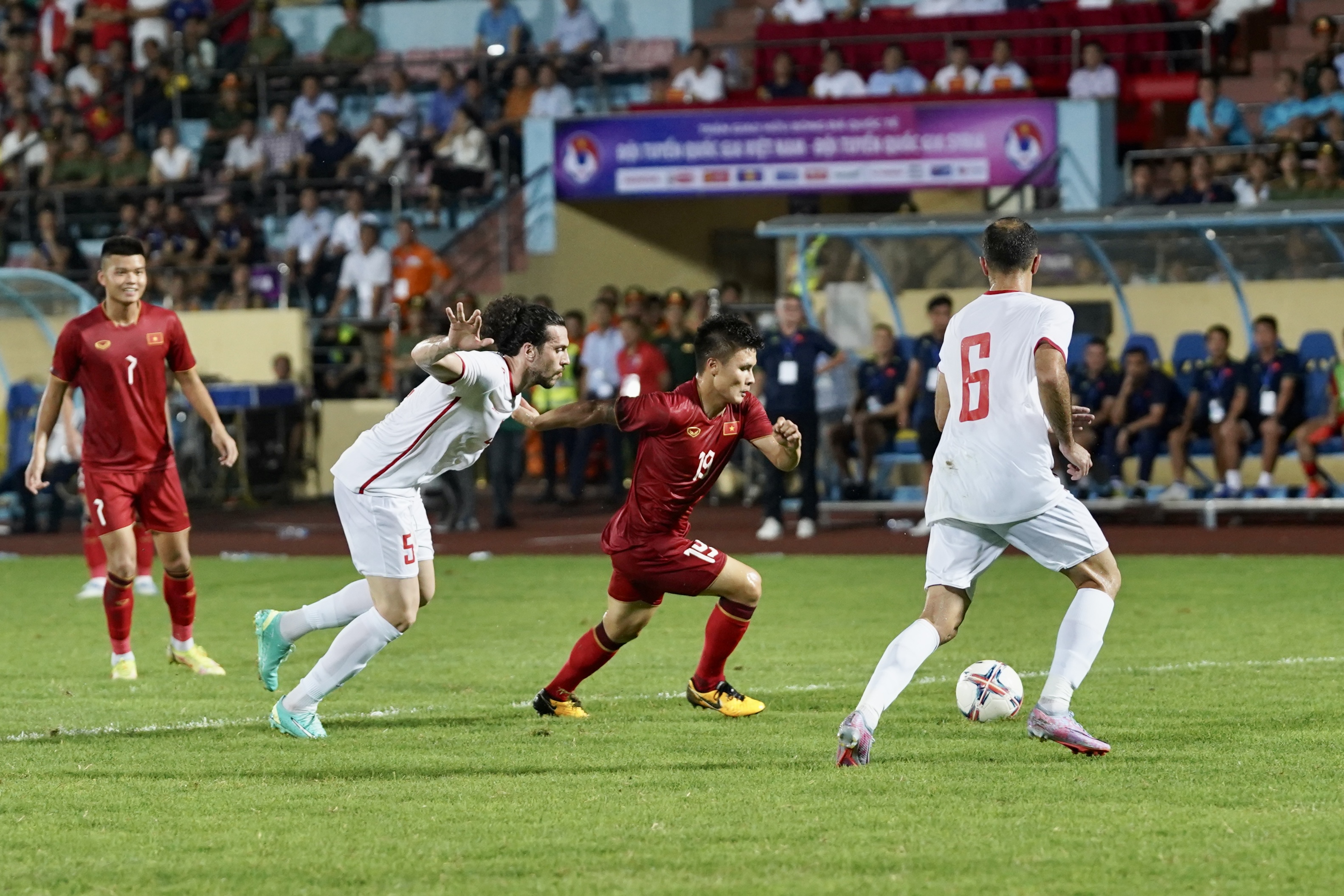 Công Phượng, Quang Hải thi nhau bắn phá trước khung thành của Syria 3 Công Phượng, Quang Hải thi nhau bắn phá trước khung thành của Syria 3