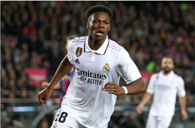 Rio Ferdinand muon MU gay soc voi Aurelien Tchouameni