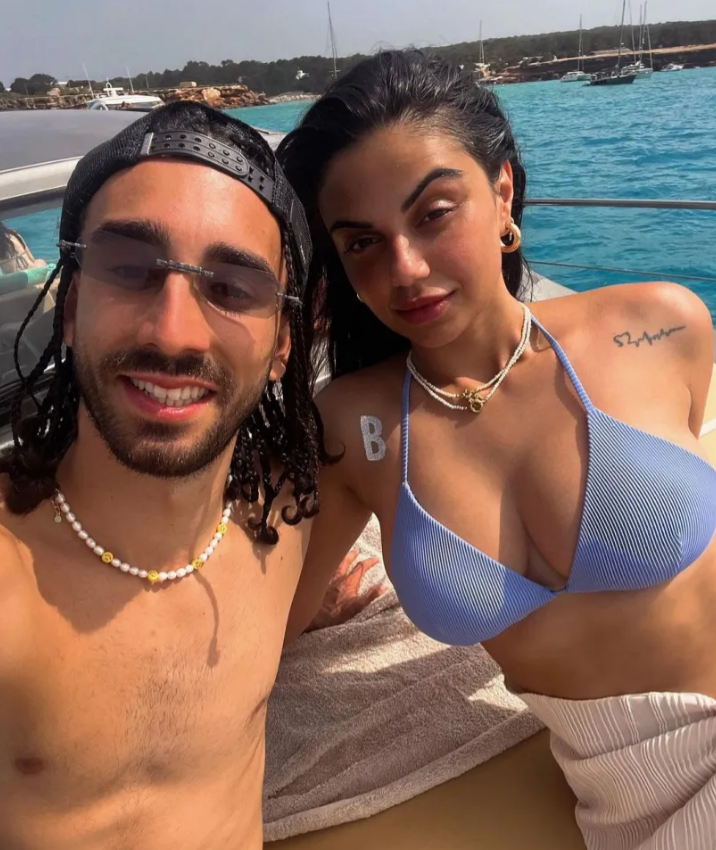 Ban gai Marc Cucurella khoe than hinh quyen ru