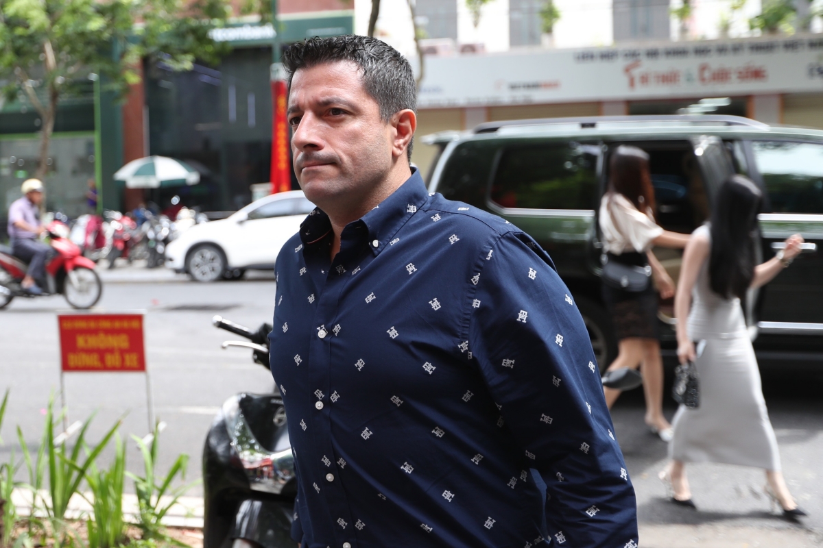 Quang Hải được bạn gái hộ tống tới ký hợp đồng với CLB CAHN 2