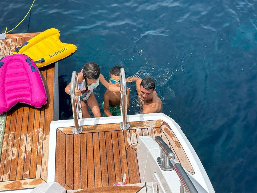 Ronaldo buoc vao ky nghi cung gia dinh