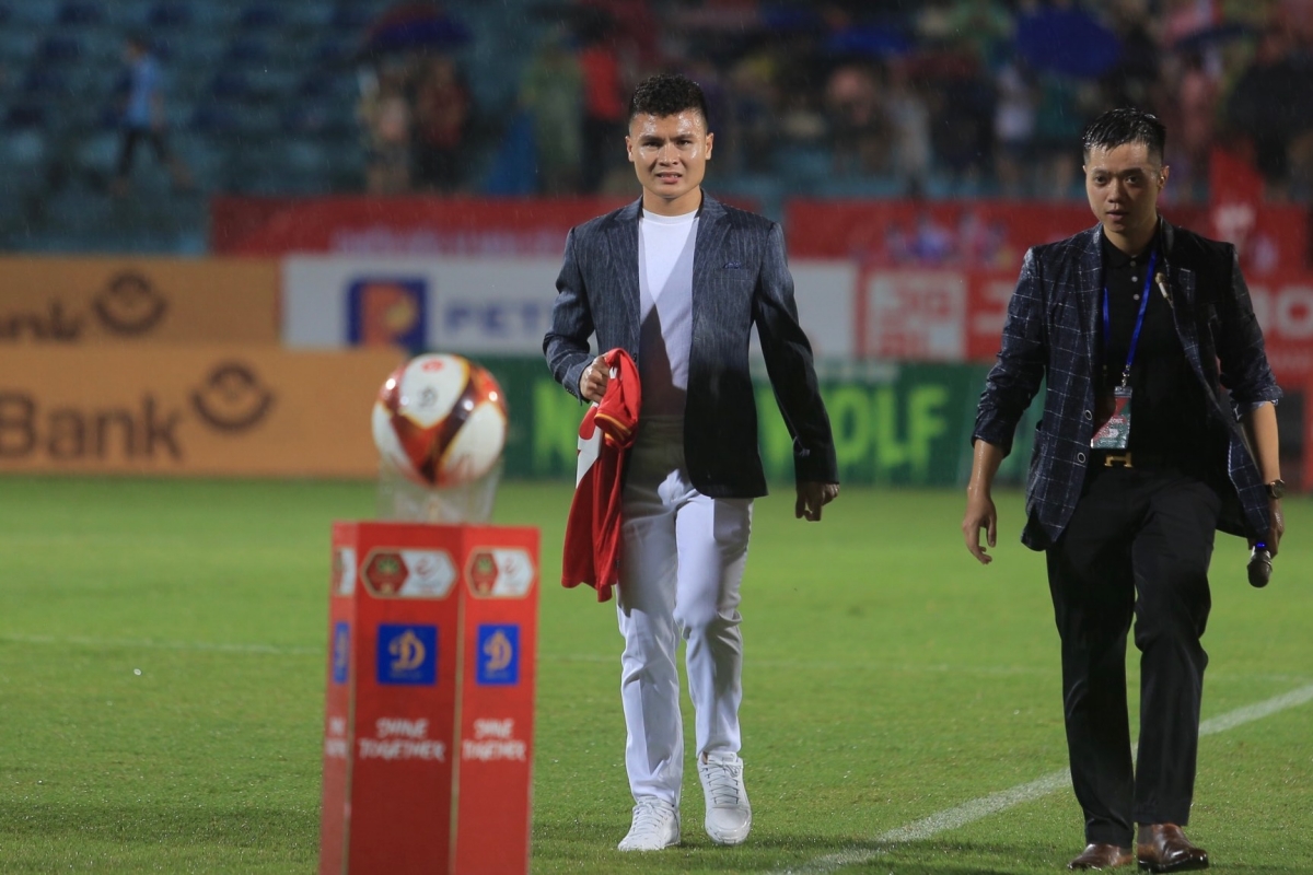 Quang Hải ra mắt CLB CAHN trong cơn mưa tầm tã 2