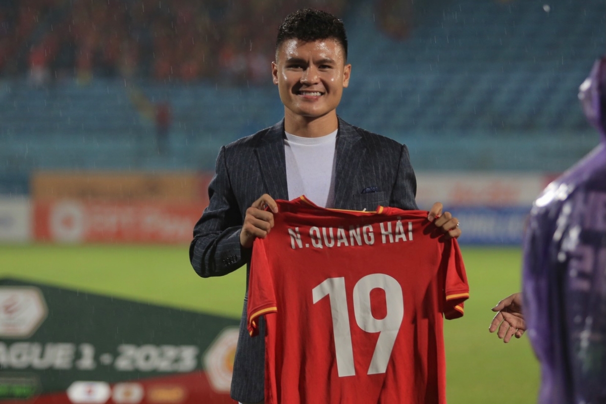 Quang Hai ra mat CLB CAHN toi 24/6