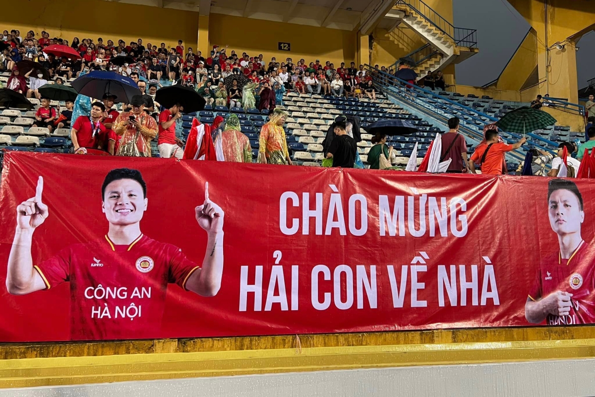 Quang Hải ra mắt CLB CAHN trong cơn mưa tầm tã 6
