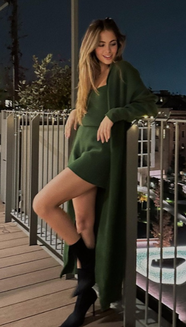 Ngắm nhan sắc bạn gái cực xinh và nóng bỏng của Tonali 5