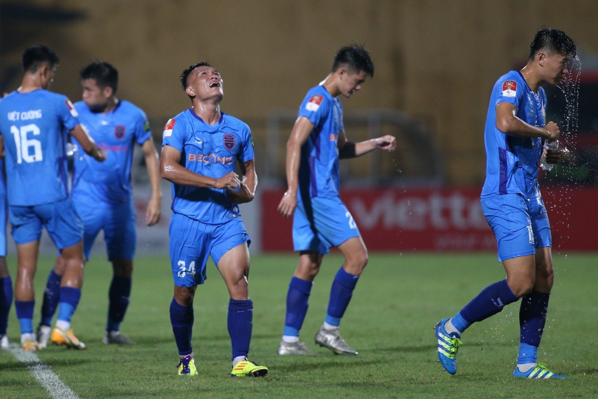 Lê Quang Hùng ghi bàn sau 9 năm mới trở lại sân cỏ