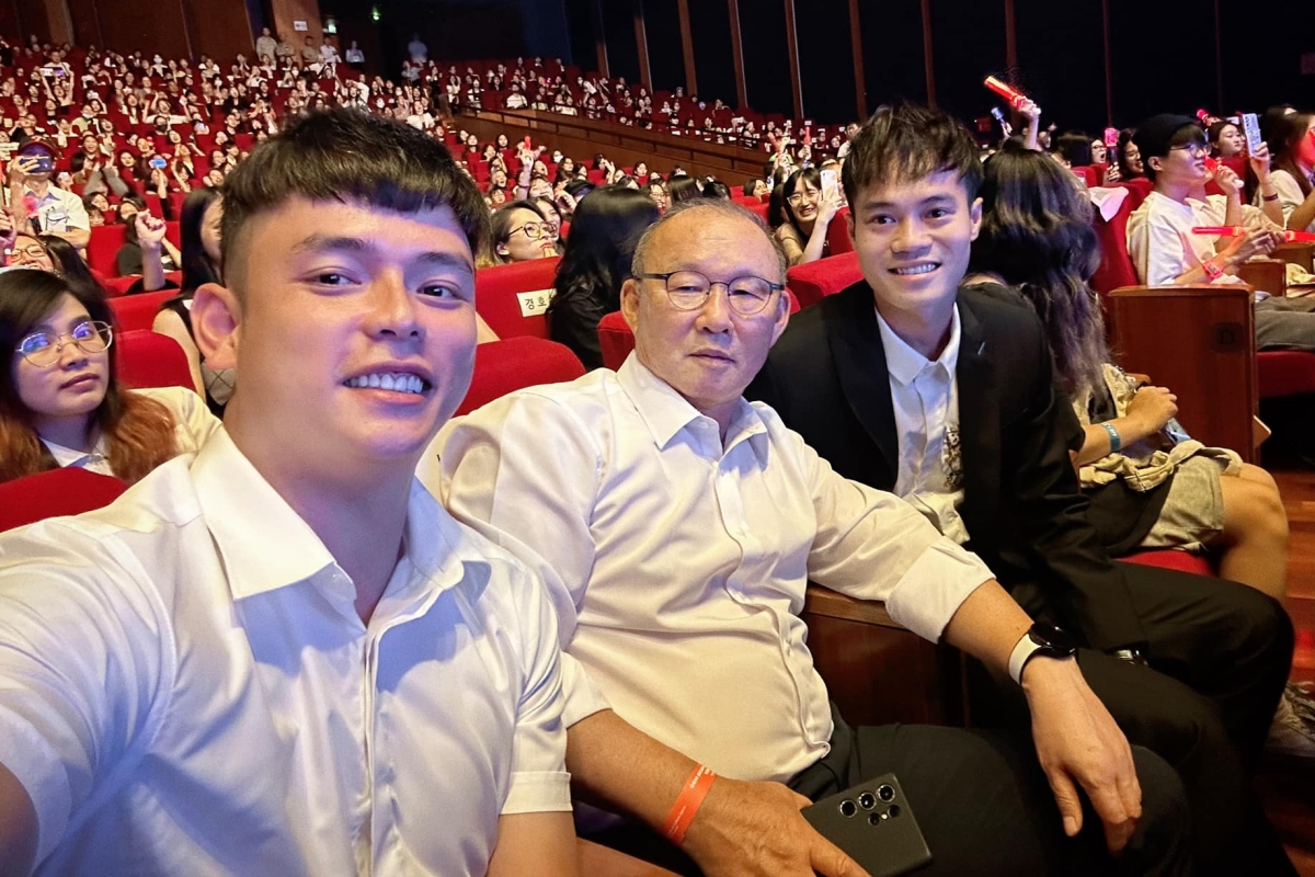 Quang Hải tới thăm HLV Park Hang Seo sau khi ký hợp đồng với CLB CAHN 1