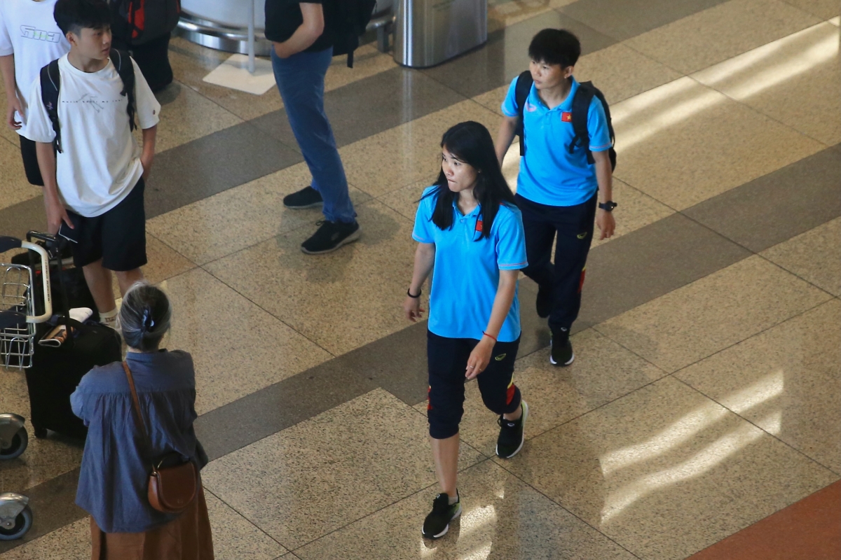 Tuyển nữ Việt Nam về nước, Thanh Nhã rạng rỡ nhận hoa ở sân bay 2