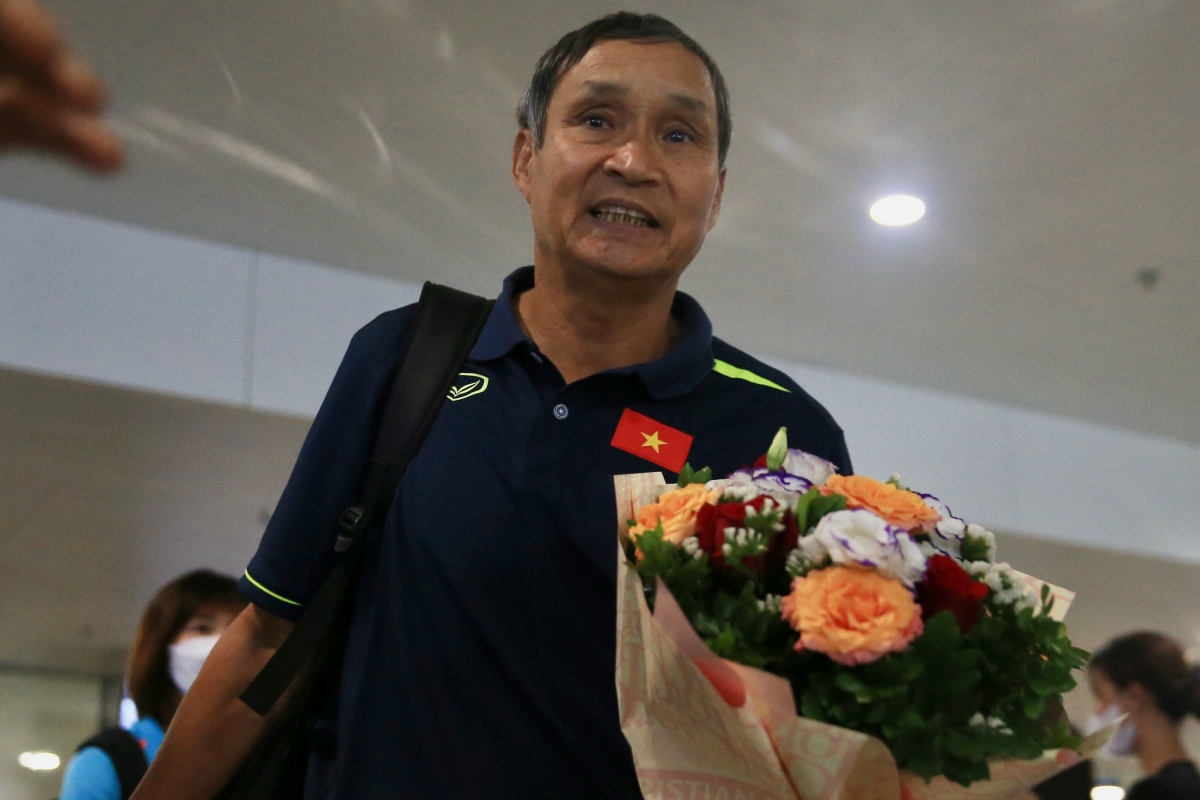 Tuyển nữ Việt Nam về nước, Thanh Nhã rạng rỡ nhận hoa ở sân bay 6