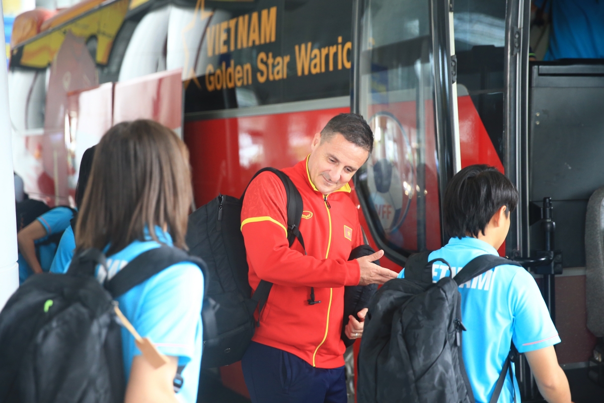 Tuyển nữ Việt Nam về nước, Thanh Nhã rạng rỡ nhận hoa ở sân bay 9