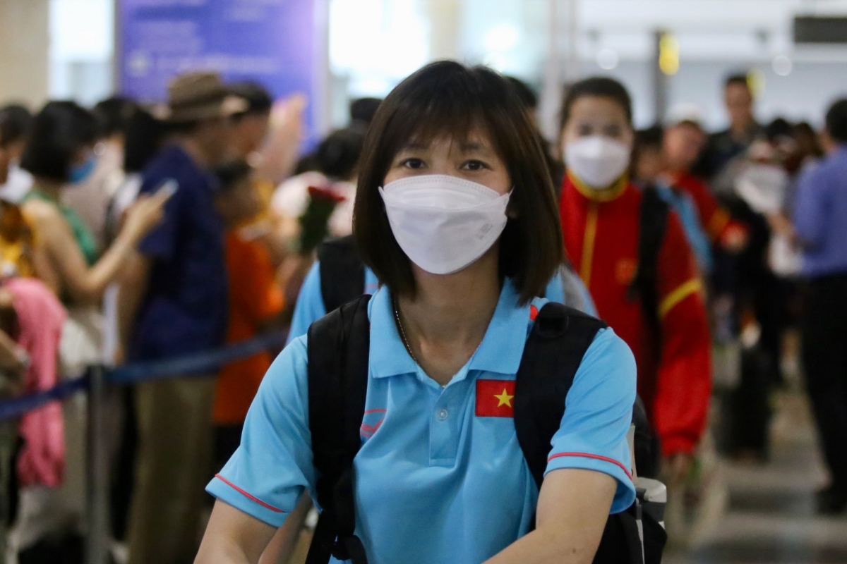 Tuyển nữ Việt Nam về nước, Thanh Nhã rạng rỡ nhận hoa ở sân bay 5