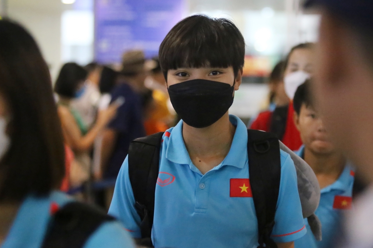 Tuyển nữ Việt Nam về nước, Thanh Nhã rạng rỡ nhận hoa ở sân bay 3