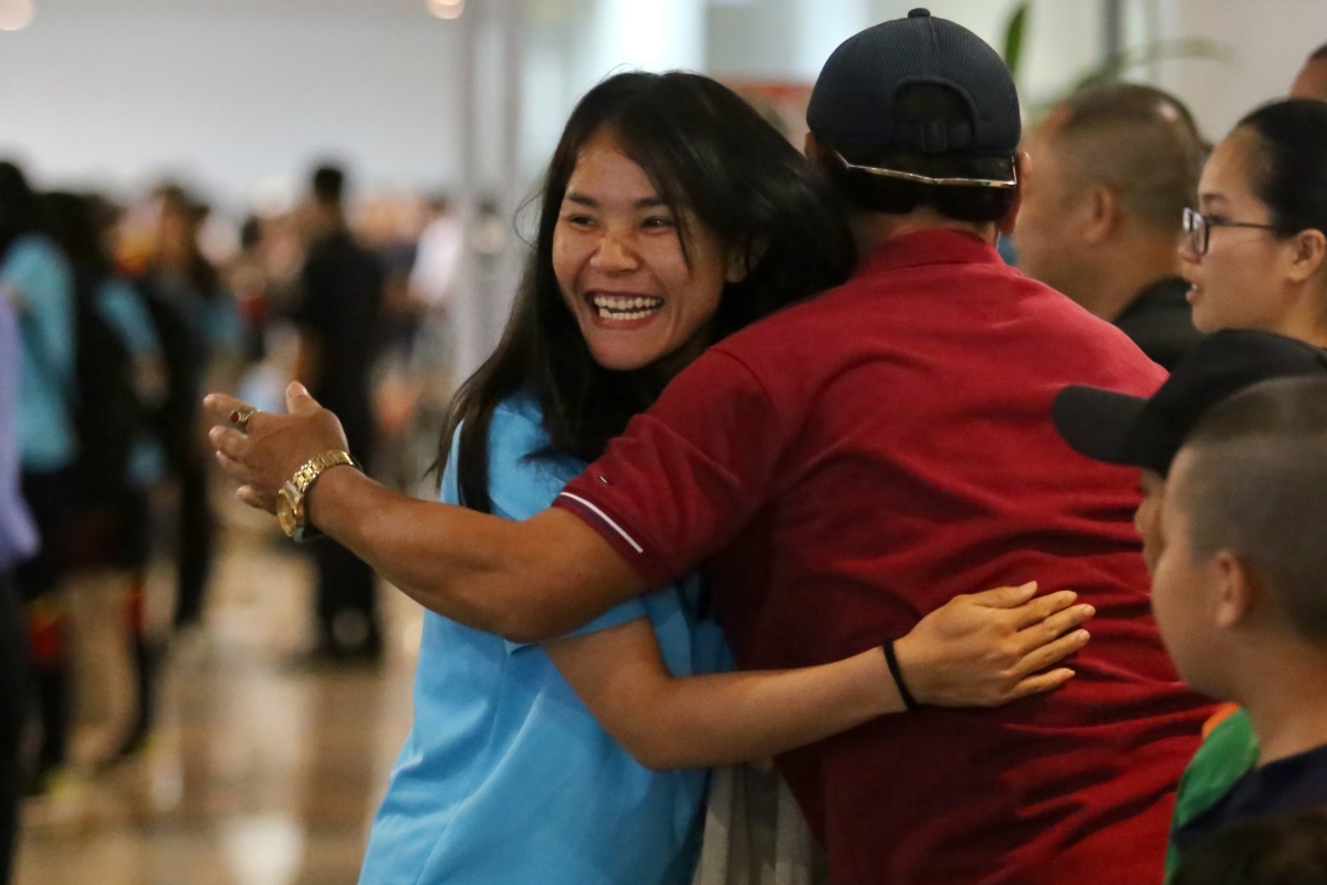 Tuyển nữ Việt Nam về nước, Thanh Nhã rạng rỡ nhận hoa ở sân bay 4