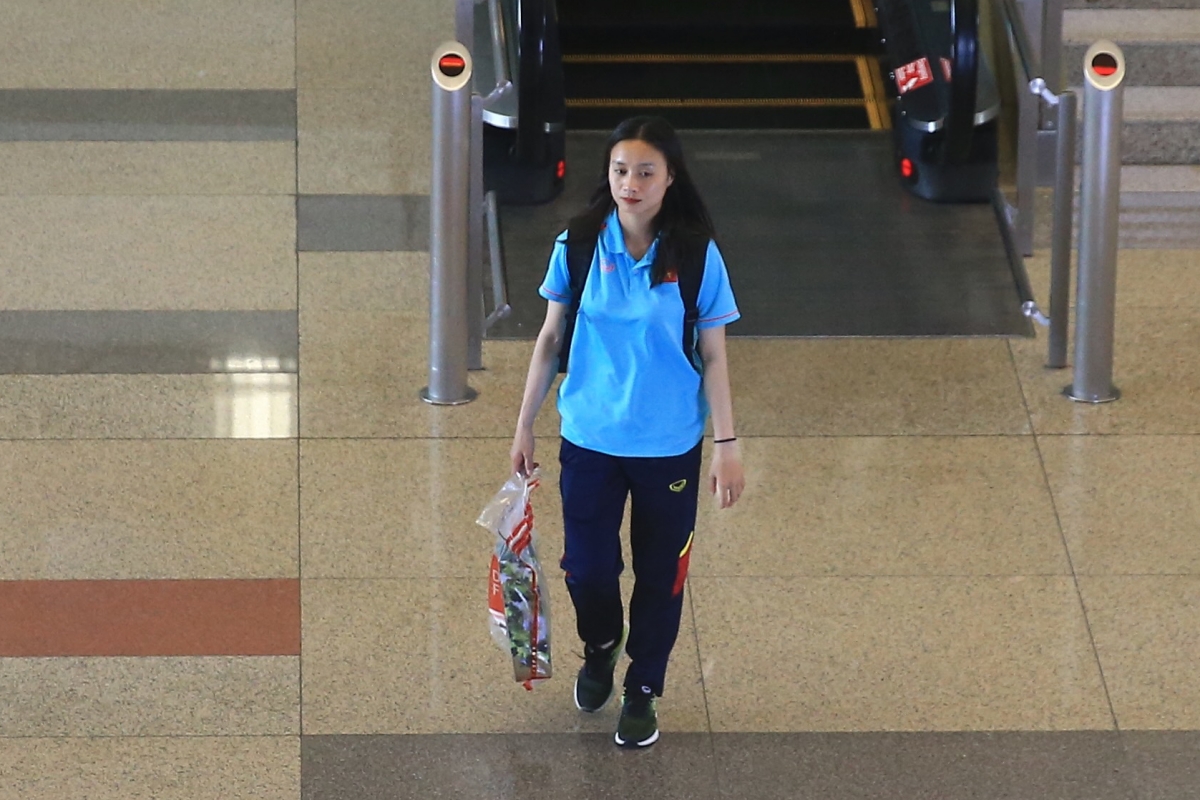 Tuyển nữ Việt Nam về nước, Thanh Nhã rạng rỡ nhận hoa ở sân bay 1