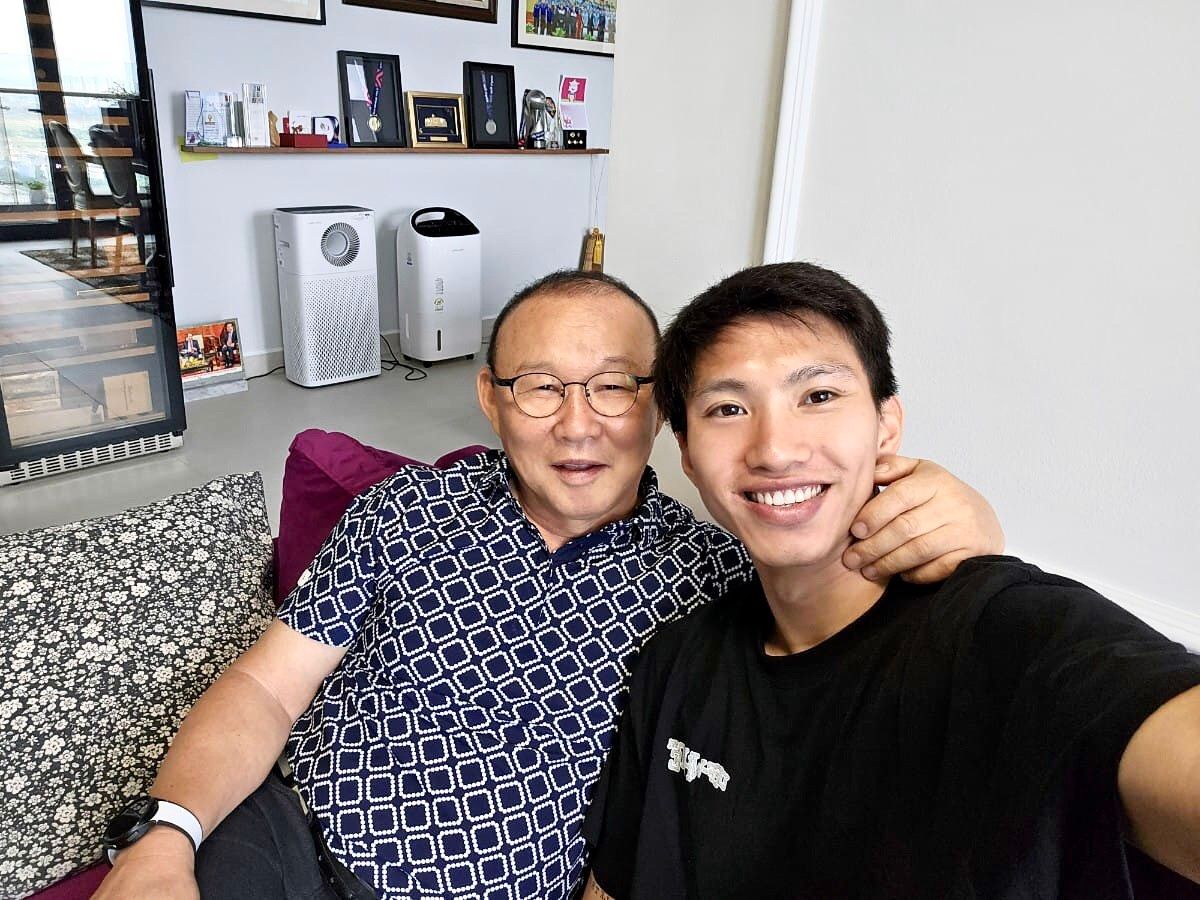 Văn Hậu tới thăm HLV Park Hang Seo Van Hau toi tham HLV Park Hang Seo