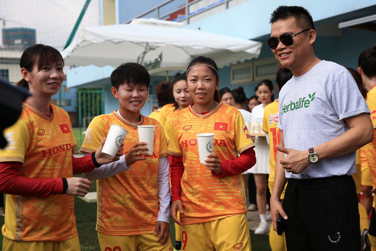 Huỳnh Như nén đau ra sân tập cùng đồng đội 2