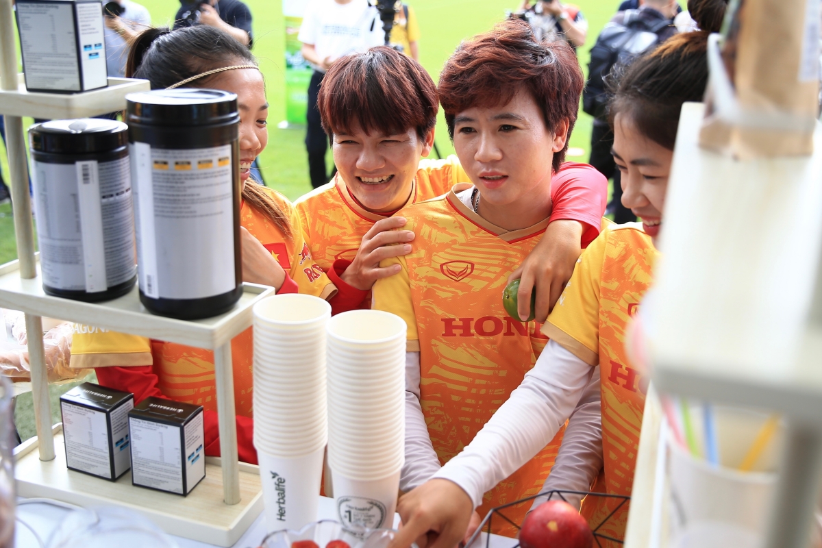 Huỳnh Như nén đau ra sân tập cùng đồng đội 3