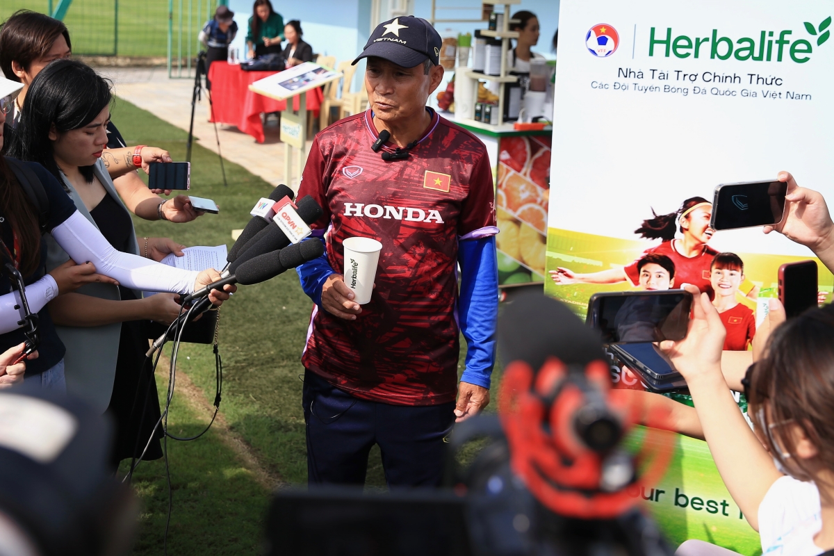 Huỳnh Như nén đau ra sân tập cùng đồng đội 5