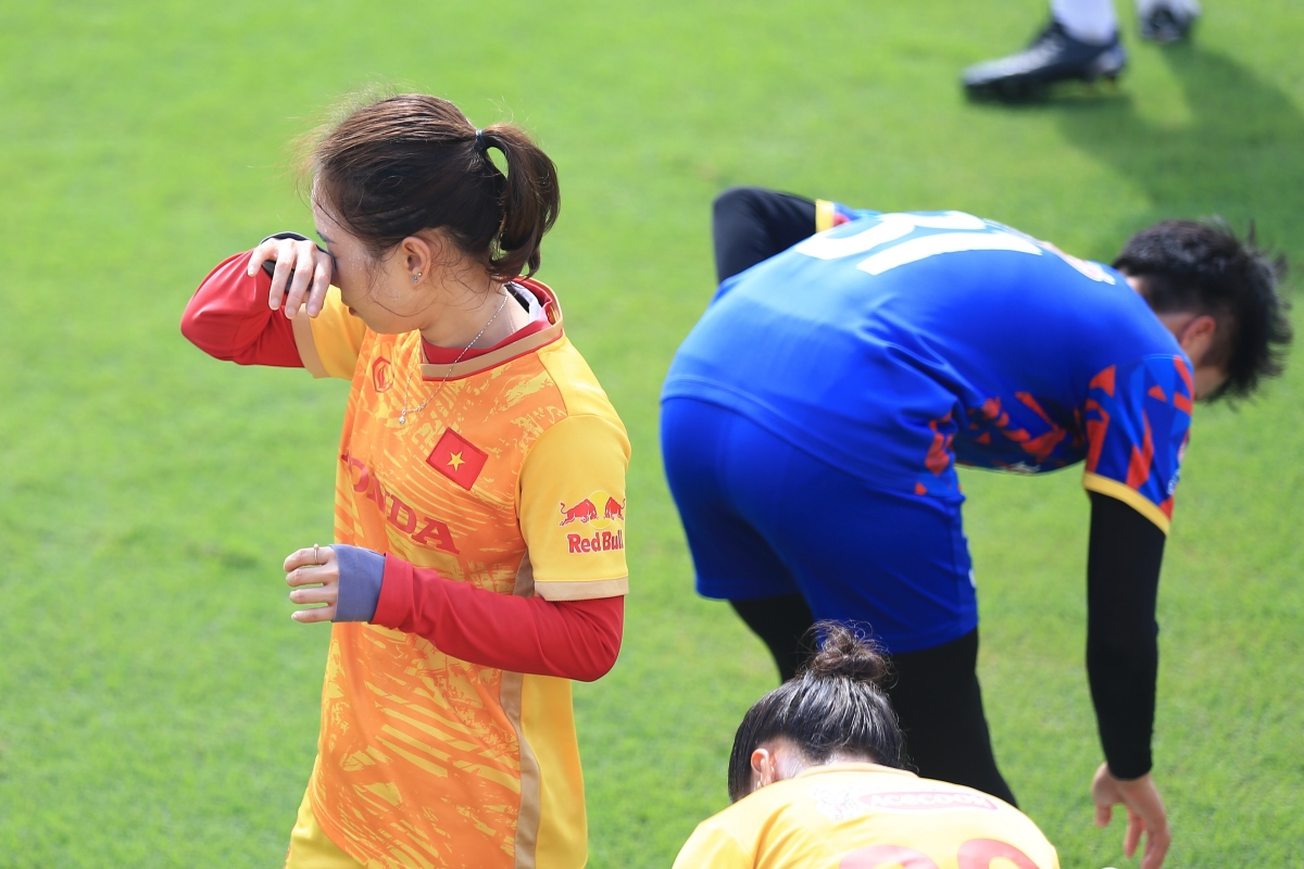 Huỳnh Như nén đau ra sân tập cùng đồng đội 4