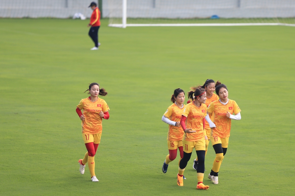 Huỳnh Như nén đau ra sân tập cùng đồng đội 7