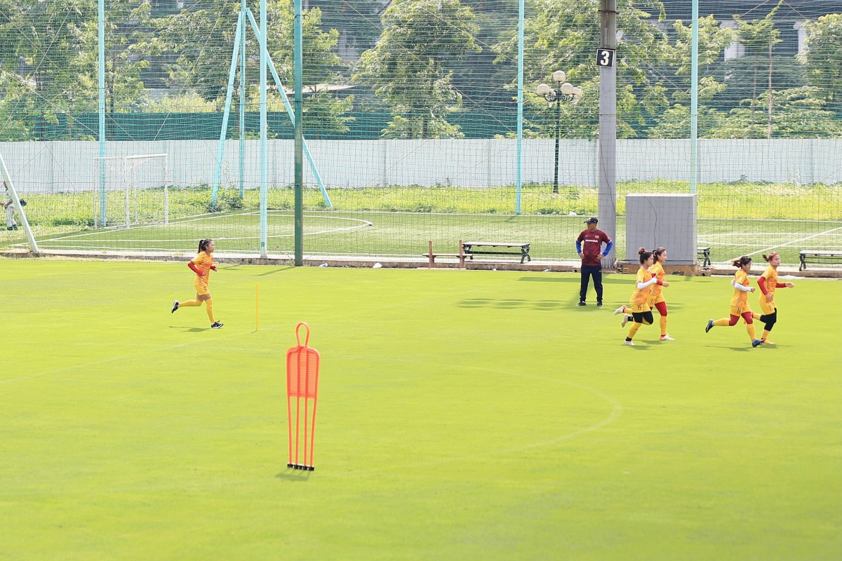 Huỳnh Như nén đau ra sân tập cùng đồng đội 8