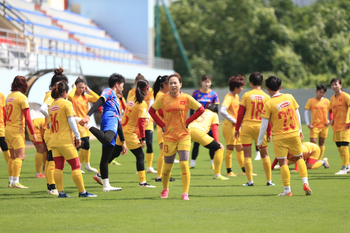 Huỳnh Như nén đau ra sân tập cùng đồng đội 9