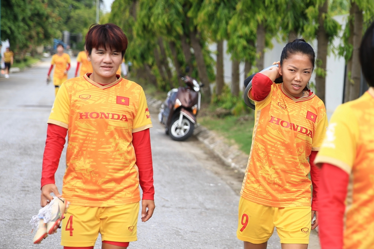 Huỳnh Như nén đau ra sân tập cùng đồng đội 1