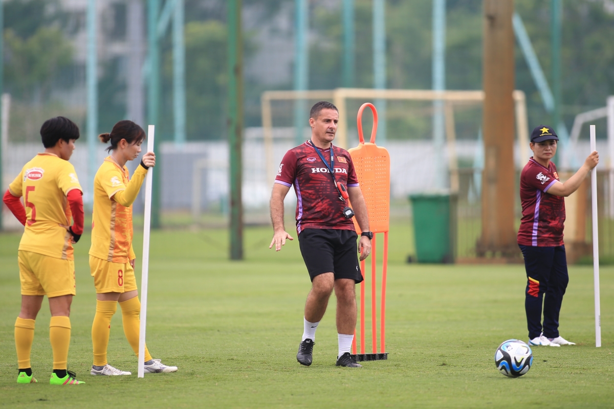 ĐT nữ Việt Nam đối mặt bài toán khó trước ngày lên đường dự World Cup 9