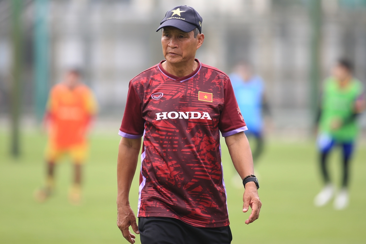 HLV Mai Đức Chung chia sẻ trong buổi tập sáng 3/7 HLV Mai duc Chung chia se trong buoi tap sang 3/7