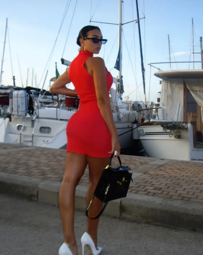 Georgina Rodriguez khoe vòng 1 căng tròn trong chiếc váy hồng 2 Georgina Rodriguez khoe vòng 1 căng tròn trong chiếc váy hồng 2