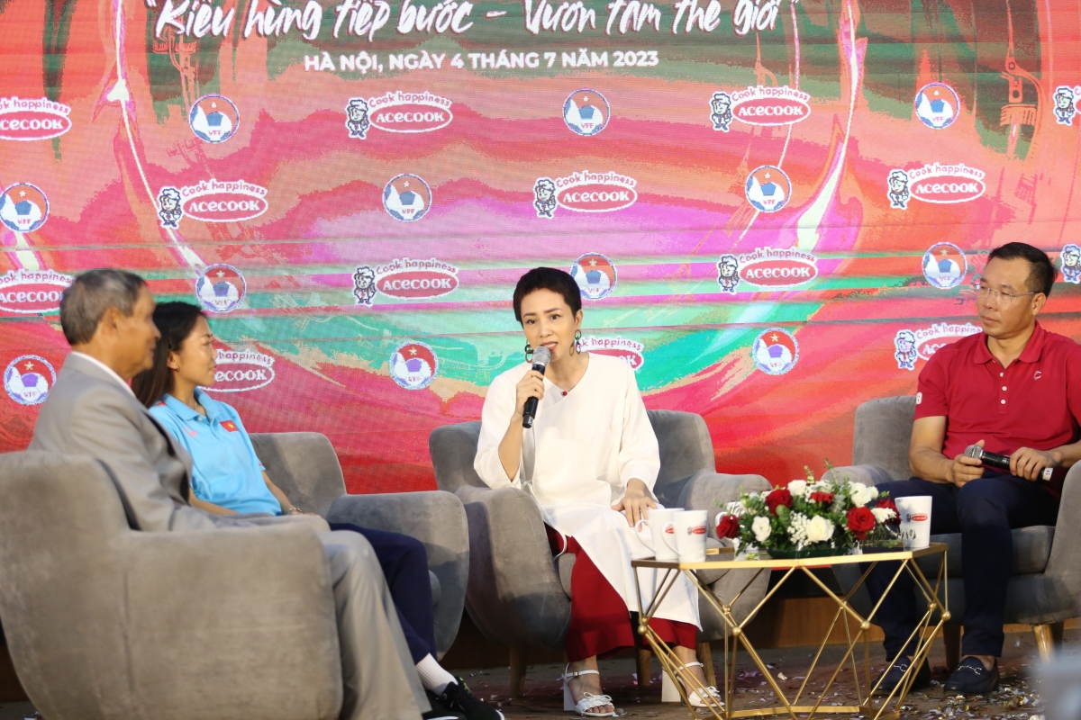 VĐV Thuý Hiền Hoàng Xuân Vinh trong Lễ xuất quân ĐT nữ Việt Nam dự World Cup 2023 VdV Thuy Hien Hoang Xuan Vinh trong Le xuat quan dT nu Viet Nam du World Cup 2023