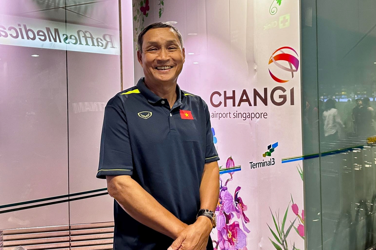 Tuyển nữ Việt Nam tranh thủ mua sắm ở sân bay 2 Tuyển nữ Việt Nam tranh thủ mua sắm ở sân bay 2