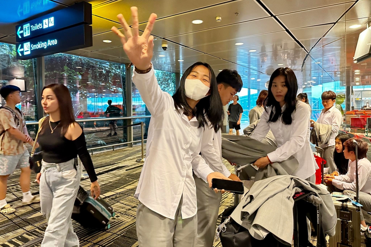 ĐT nữ Việt Nam quá cảnh ở sân bay Changi dT nu Viet Nam qua canh o san bay Changi