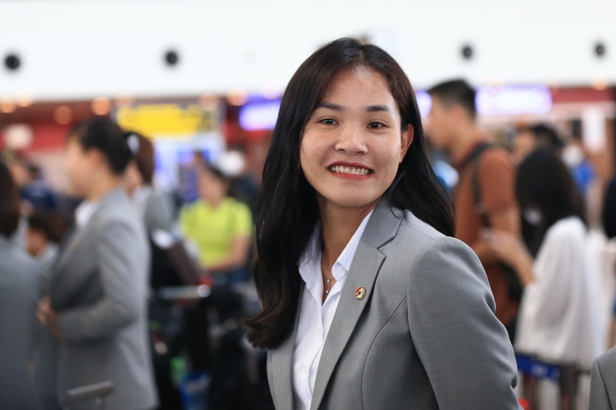 dT nu Viet Nam len duong sang New Zealand san bay 5/7