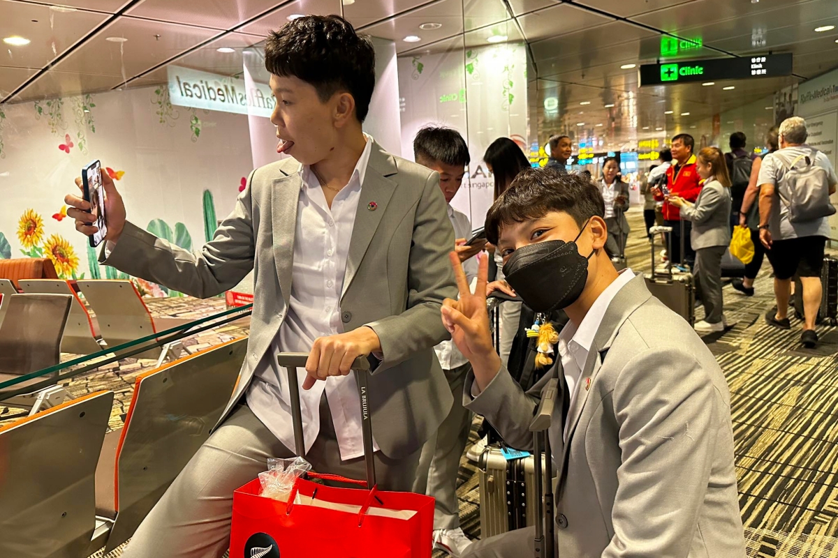 Tuyển nữ Việt Nam tranh thủ mua sắm ở sân bay 1 Tuyển nữ Việt Nam tranh thủ mua sắm ở sân bay 1