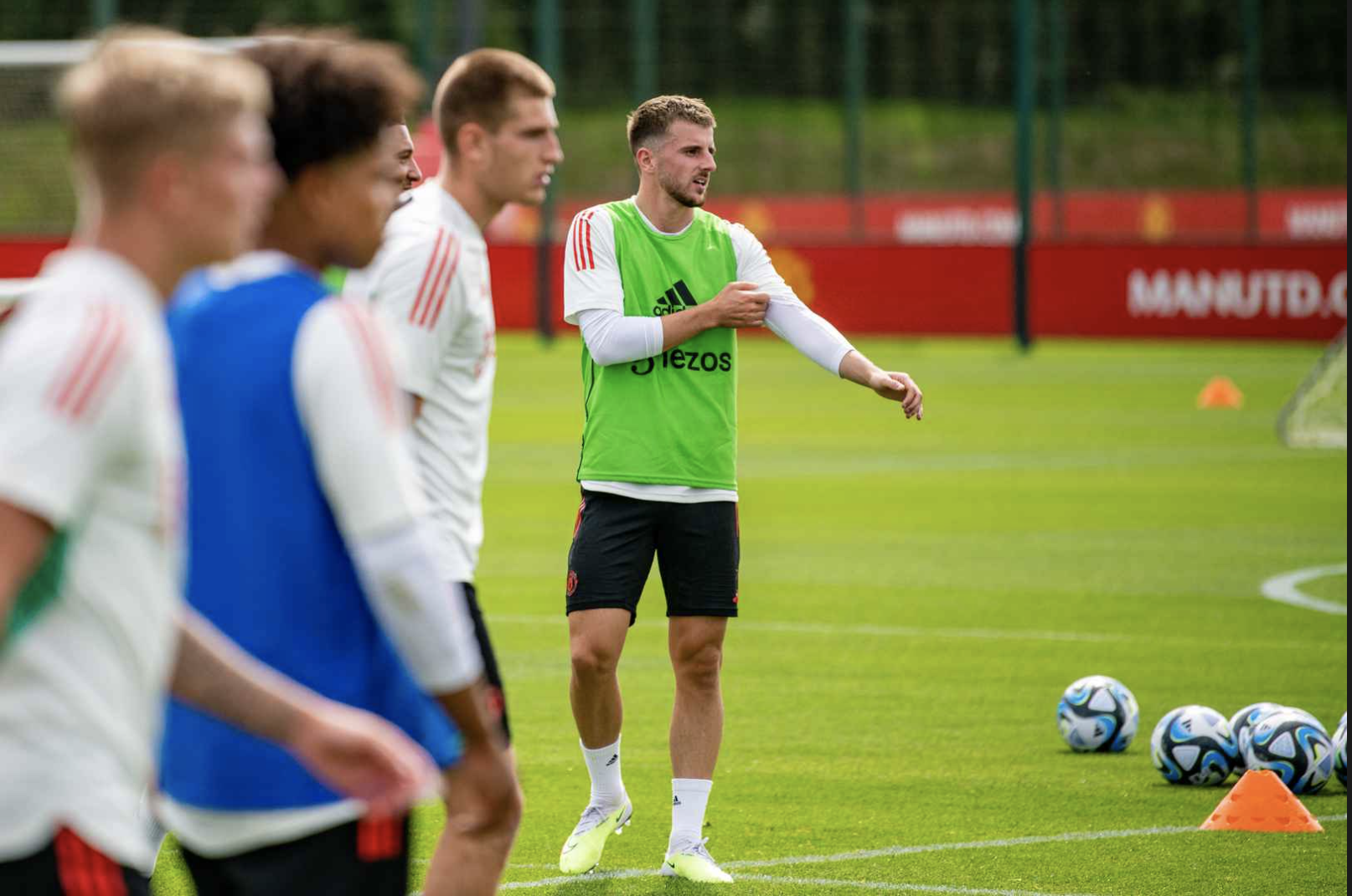 Mason Mount được Martinez đón tiếp nồng nhiệt trong buổi tập đầu tiên 3